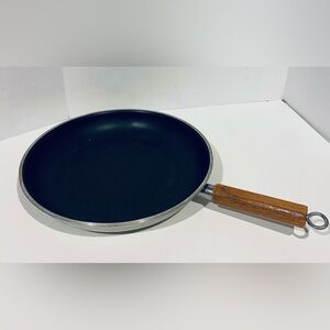 Vintage Mirro Frying Pan 12” Wooden Handle Non Stick
